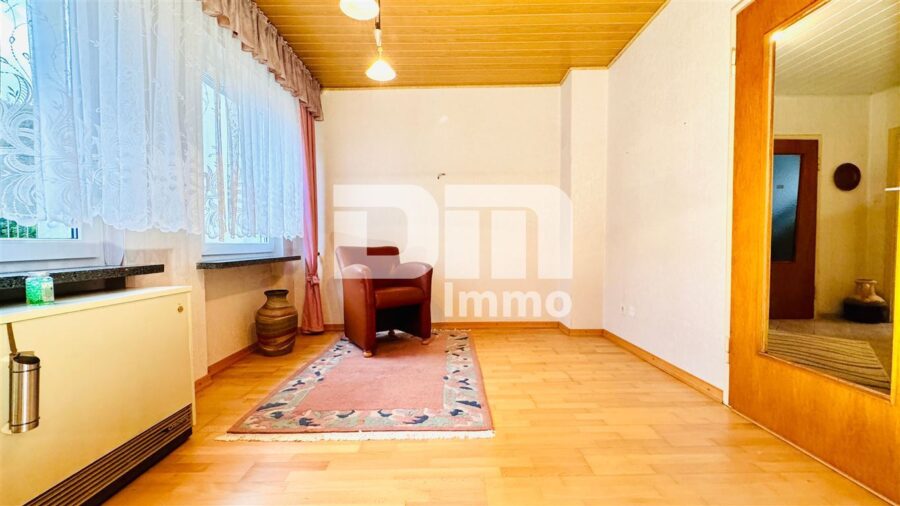 Ein- bis Zweifamilienhaus mit viel Potenzial in idyllischer Lagemit Terrasse und Garage - EG Wohn / Esszimmer offen / Zugang Terrasse